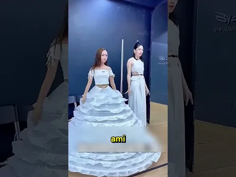 Cette fille est tombée en portant sa robe de marié