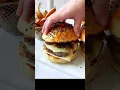 Download Lagu Burger cu carne de vită Angus și ceapă caramelizată
