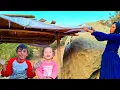 Download Lagu La madre sólo cubrió el techo de la cabaña para protegerla de la nieve y los animales salvajes.