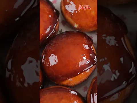 دونتس الكراميل هش من الداخل ، ذهبي من الخارج مغطى بطبقة كراميل غنية ولذيذة
