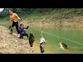 Download Lagu Fishing Skills - Ancient Fishing Techniques - Lucky Mother and Daughter Catch Giant Catfish