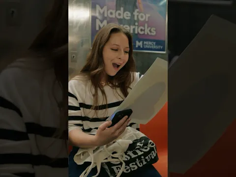 Drawing strangers on the train! *crazy reactions*