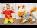 Download Lagu I bambini vogliono avere un animale domestico e giocare con il gatto robot