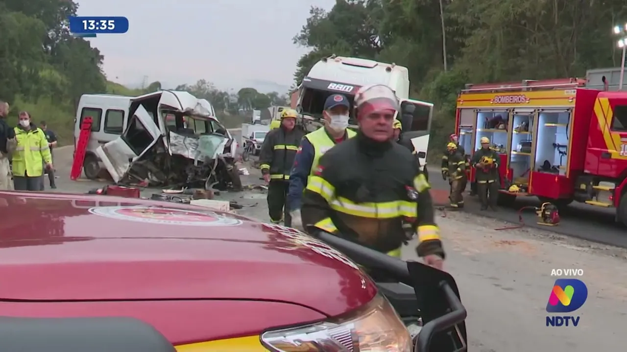 Três pessoas morrem em acidente entre carreta e van na BR-470