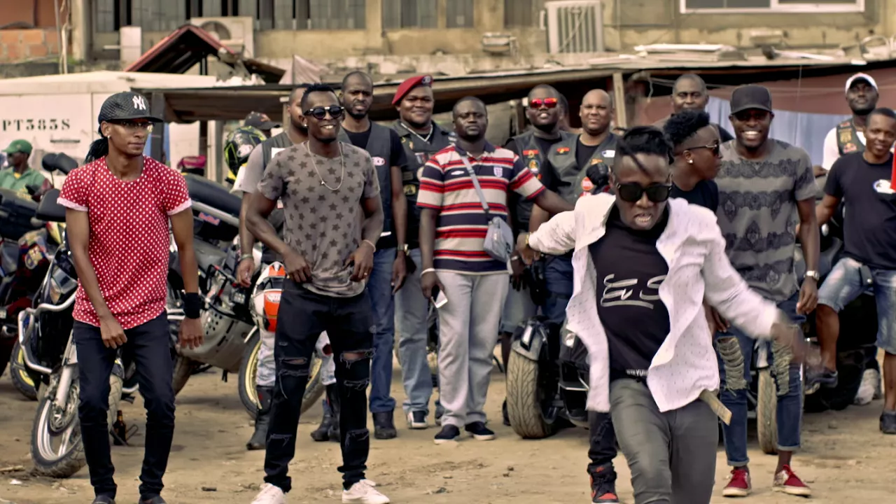 YURI DA CUNHA - Bunda de Prástico