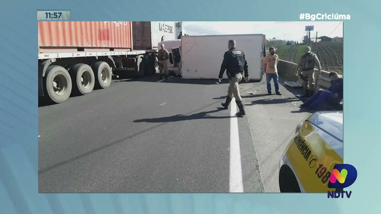 Caminhão tomba na Via Rápida e deixa tráfego parcialmente paralisado