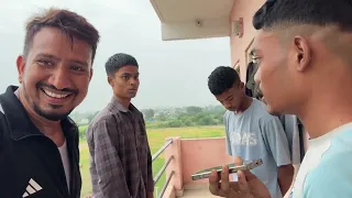 रूम में छापा देखो बाहर से ताला लगा हुआ है 
