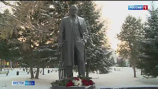 20 ноября — в день рождения народного артиста СССР Михаила Ульянова в Омске и в Таре возлагают цветы