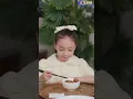 他因得罪女秘書被開除，剛出公司就撞上被下藥的絕色女神！十分鐘後，女神竟牽著小女孩喊他爸爸，還帶他入住豪宅、塞來六萬零花錢！超級奶爸系統激活，做飯就送大宗師廚藝！