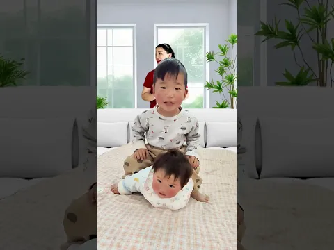 baby playing with brother 😂 동생과 장난치며 노는 형🤣💛💜