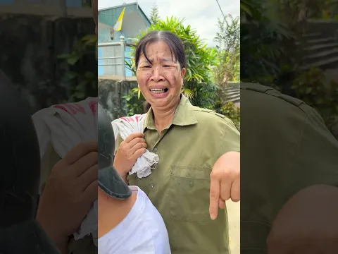 A funny prank by a mom and her child 😂😂😂