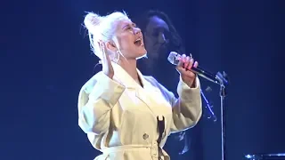 Download Christina Aguilera Performs \ MP3