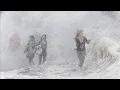 Lagu Indonesische nachtmerrie! Monsterlijke tyfoon en onweer teisteren mistig dorp in Azië