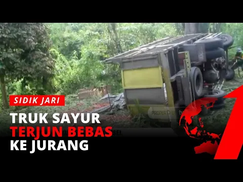 Hilang Kendali Saat Hendak Menanjak, Truk Sayur Terjun Bebas Ke Jurang