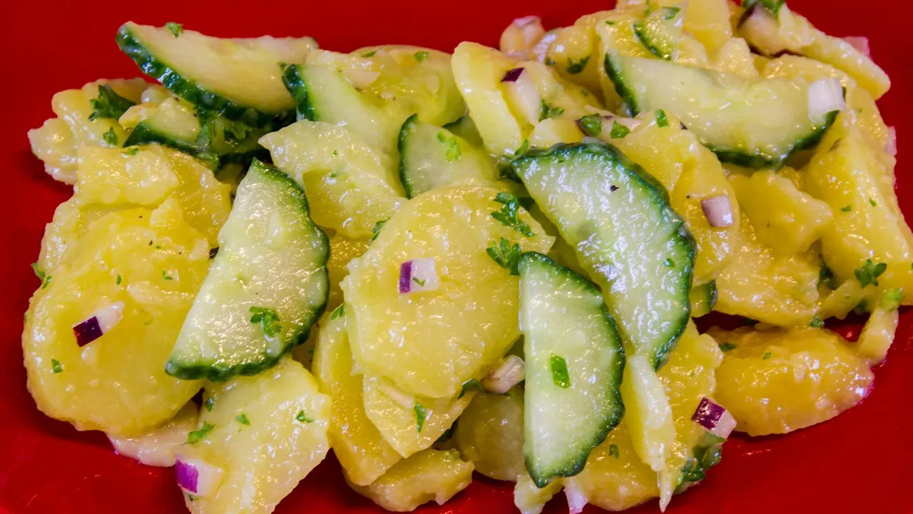 Der schwäbische Kartoffelsalat wird nach traditionellem Rezept anstatt mit Mayonnaise nur mit Essig,. 