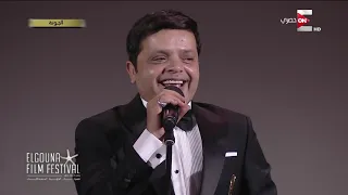 مهرجان الجونة   لحظة استلام الفنان محمد هنيدي جائزة الإنجاز الإبداعي دندنها