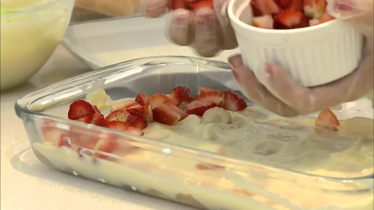 FAÇA UM DELICIOSO PAVÊ DE MORANGO