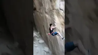 شاهد متسلق يسقط من على الجبل  دندنها