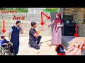 Download Lagu Vahid knielt neer en vraagt hem ten huwelijk. De trouwring draagt Nasiba's hand.
