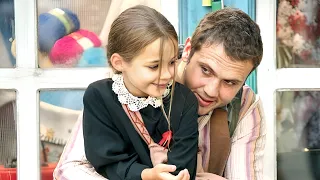 شاب غلبان بيدخل السجن ظلم فكل المساجين بيحاولوا يساعدوه علشان يخرج لببنته الصغيره ملخص فيلم زنزانه 7 