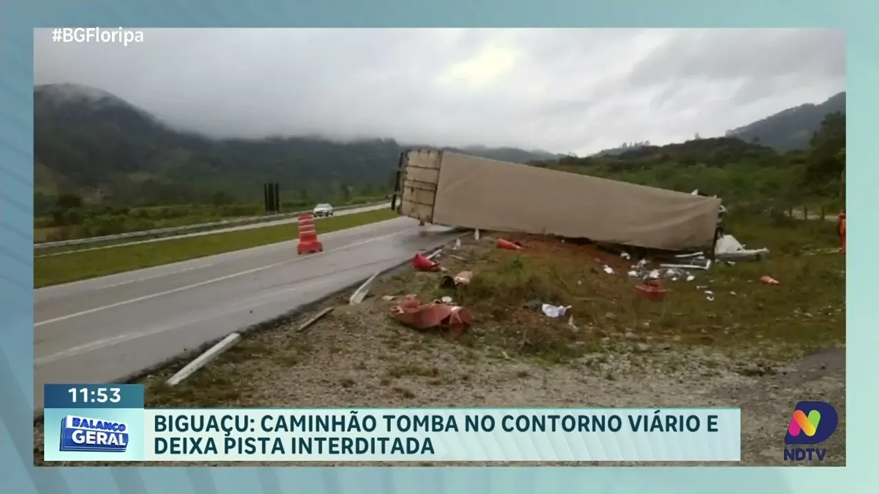 Acidente no Contorno Viário: caminhão tomba e complica trânsito em Biguaçu
