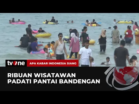 Wisatawan Memadati Tempat Wisata Pantai Bandengan