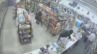 حرامية اثنين دخلوا سوبر ماركت يسرقون دخل حرامي ثالث مسلح يهدد الكاشير طبعا ما يدري عن الحرامية الل 