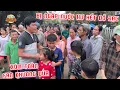 Khương Dừa gặp cả xóm toàn bà con khán giả ruột trong vùng bị ảnh hưởng lũ lụt nặng vừa qua