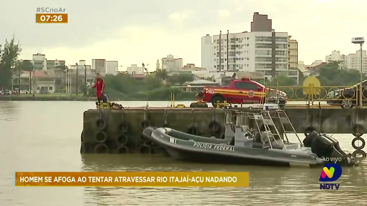 Bombeiros de Itajaí realizam resgate de homem no rio Itajaí-Açu
