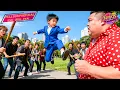 Download Lagu Garotinho é Bloqueado por Bandidos, Mas Surpreende Como Pequeno Deus da Guerra e os Derrota