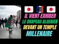 Il veut faire découvrir l'Algérie en exhibant son drapeau devant un temple au Japon.