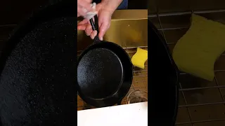 طريقة تنظيف مقلى حديد الزهر             دندنها