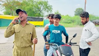 पुलिस से नेतागीरी पड़ी महंगी 😂 #funny #comedy #trafik #police #helmet 
