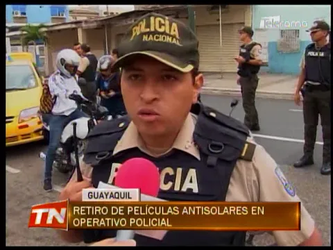 Retiro de películas antisolares en operativo policial