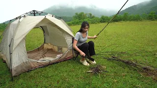SOLO OVERNIGHT CAMPING IN THE RAIN - RELAXING IN THE TENT WITH THE SATISFYING SOUND OF NATURE - ASMR