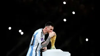 بالزي العربي   لحظة رفع ليونيل ميسي لقب كأس العالم والاحتفالات مع اللاعبين دندنها