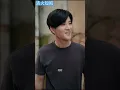 穷小伙为救被混混骚扰的美女护士惨遭爆头，谁料因祸得福觉醒逆天医术！一掌治好美女总裁腹痛，她竟掏出全部家产求婚，美女护士也紧追不舍，非他不嫁！