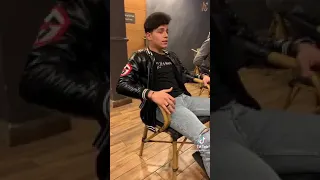 عمر الكروان يغني وبحبك وحشتيني صوته روعه 