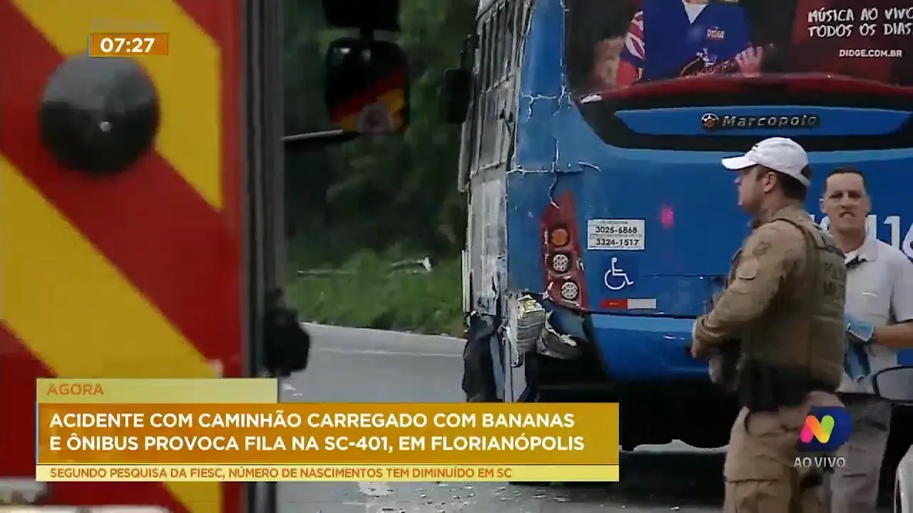 Acidente com caminhão carregado com bananas e ônibus provoca fila na SC-401, em Florianópolis