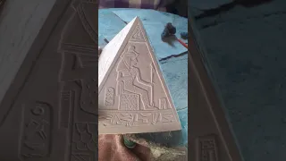 نحت هرم فرعوني لخام البزلت الاقصر فرعوني النحات رسم فرعوني بزلت حرف يدويه Respect فراعنة 