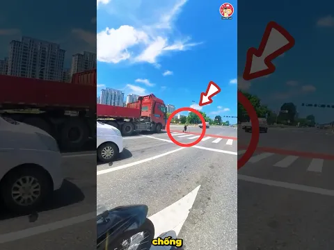 Biker tốt bụng giúp bà cụ sang đường