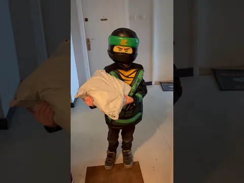 Ninjago bize kargo getirmiş bakın bakalım ninjago kostümünün altından kim cıkacak