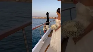 العريس وقع ف البحر والعروسه زعلانه ع الفون بتاعها    دندنها