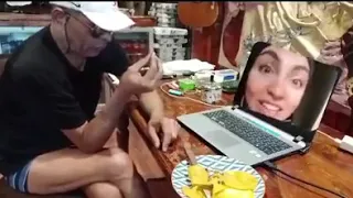 شوف اوباما المصري وقع من علي الكرسي لما البنت شخرتله 