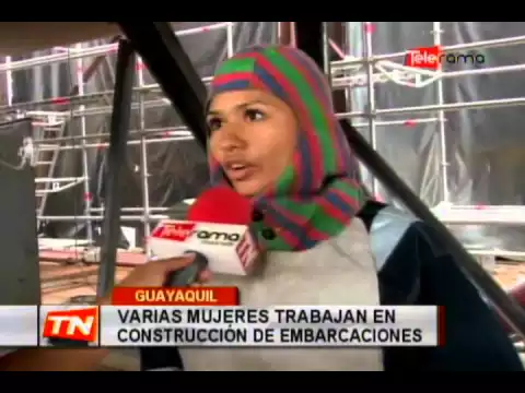 Varias mujeres trabajan en construcción de embarcaciones