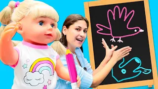 Defne ve Gül yazı tahtasında resim çiziyor | Ayşe ile el çizimiyle şekiller