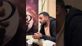 قـارئ يـتـلـو الـقـرآن فـي كـافـيـه والجـمـيـع مـذهـول مـن صـوتـه اسـتـمـع لـلإحـسـاس والـروعـة 