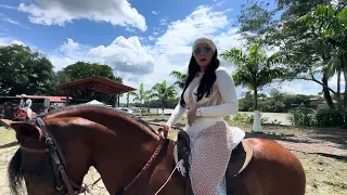 Encontramos una hermosa caballista 