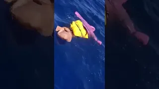 كفن ابنه بثيابة ودفنه بالبحر خلال السفر بالمركب الى ايطاليا Shorts 