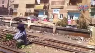 أغرب مشهد فى العالم على قضبان السكك الحديدية المصرية 